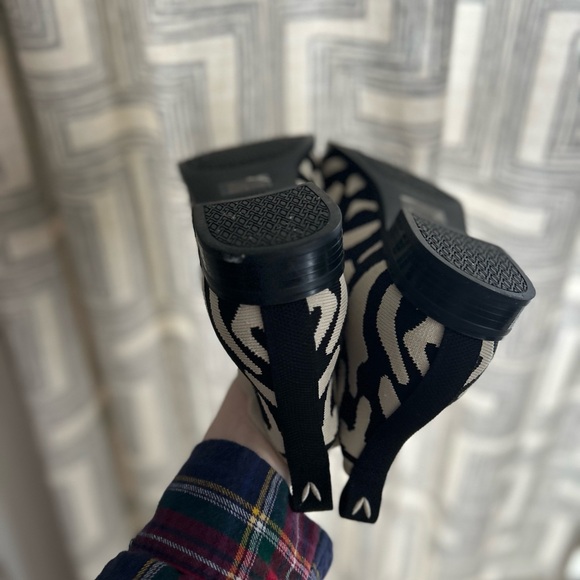 VIVAIA Ryan Bootie 39.5 8.5  slip on chelsea boot ecru tiger hands free - Picture 3 of 6